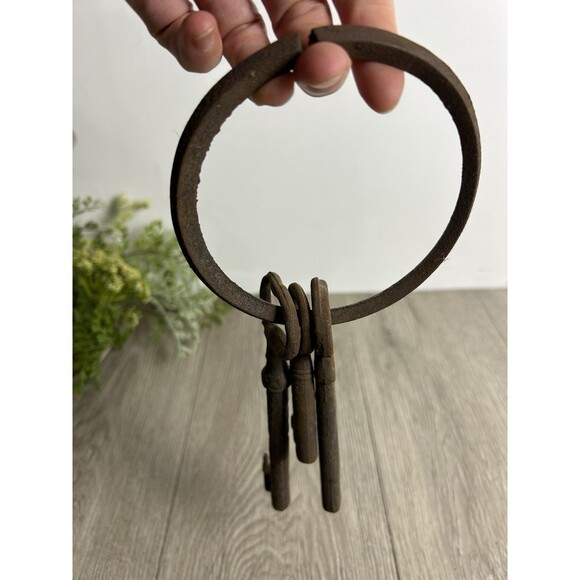 Vintage Cast Iron Skeleton Keys (3) On Key Ring For Prop or Display - Picture 4 of 8